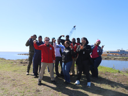 El comité de negociación, integrado por varios miembros de diferentes sindicatos, celebra su histórica victoria contractual en Ingalls Shipbuilding. De izquierda a derecha, fila de atrás: Laterrio Dawson, UA Local 436; Shanet Hamilton, UA Local 436; Terrence Nellum, gerente de negocios y secretario tesorero de la L-693 y Dennis Willis, delegado principal de la L-693. Fila del medio: Ronald Robinson de la L-693; Charles Jones, gerente comercial de UA de la L-463; Caleb Hines, delegado principal de la L-693 y