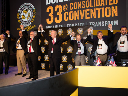 El Equipo de Liderazgo Comprobado se solidariza después de haber sido reelegido en la 33ª Convención Consolidada, en Las Vegas, el 18 de julio.