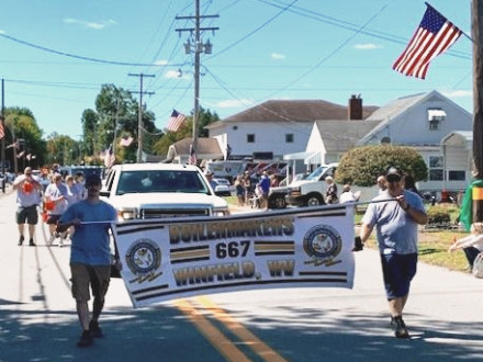 L-667 lleva con orgullo su pancarta de los Boilermakers en la ruta del desfile.