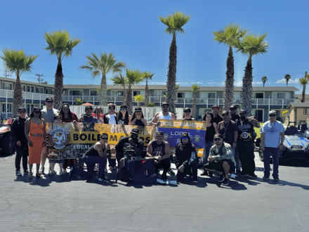 Los Boilermakers de la L-92 y la L-549 conmemoran su carrera motociclista conjunta con una foto grupal. Casi 40 miembros participaron en el recorrido.