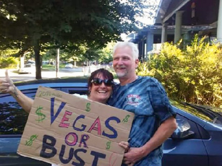 Gary Parrish, un representante del L-1073, y su esposa, Christine, se preparan para su viaje de cuatro días conduciendo a Las Vegas.