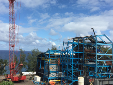 Los miembros del L-627 y los viajeros que trabajan para AZCO construyen una central de biomasa abastecida de combustible con eucalipto en la Isla Grande de Hawaii.