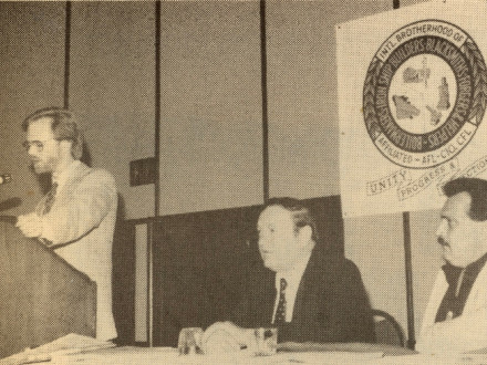 En 1989, los delegados a la conferencia de la División de Construcción escucharon hablar sobre el programa Fight Back Construction Organizing al entonces Director de la Organización, Newton B. Jones, de pie, y de izquierda a derecha la Directora de Campo Connie Mobley, el Representante Internacional Tony Yakemowicz y Bill Creeden.