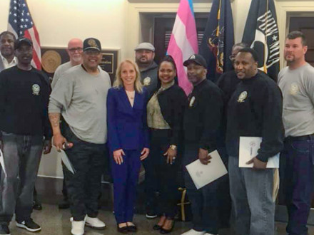 Los miembros del L-19, con los representantes internacionales David Gaillard y Érica Stewart, se reúnen en Washington, D.C. con la congresista Mary Gay Scanlon.