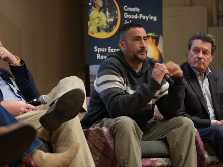 Robert Gallegos, gerente comercial, secretario tesorero de la L-101 se une a líderes energéticos en un panel que aborda el futuro de la energía de los Estados Unidos.