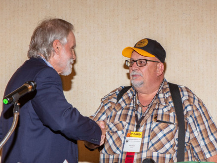 El secretario ejecutivo de la AFL-CIO de Wyoming, Kim Floyd (izquierda), le entrega a Roy Moyer el Premio al Líder Laboral del Año 2018.