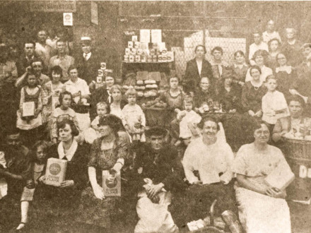 Los huelguistas y sus familias reciben suministros en el economato administrado por los comités de huelga en Cramps and Sons Shipyard, Filadelfia.