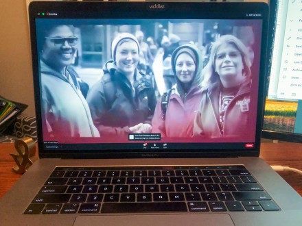 A pesar de ser un evento virtual, Tradeswomen Build Nations 2020 comenzó con imágenes y videos inspiradores que aparecieron en computadoras portátiles, tabletas, teléfonos inteligentes y otros dispositivos digitales en todo el mundo.
