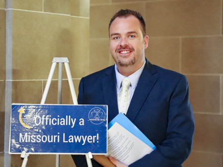 El jefe de personal Tyler Brown es juramentado en el Colegio de Abogados del Estado de Missouri.