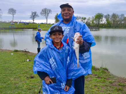 USA, UAW Local 1853 y UAW Región 8, y Tennessee Wildlife Resources Agency invitaron a más de doscientos jóvenes y sus padres a Spring Hill, Tennessee, a Take Kids Fishing Day, en Tennessee Children’s Home el 13 de abril del 2019.