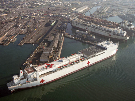 Dos barcos hospital clase Mercy, USNS Mercy (T-AH-19) (izquierda) y el USNS Comfort (T-AH-20) amarrados en los muelles de NASSCO. También es visible el USS Albert David (FF-1050) en proceso de revisión y dos fragatas clase Knox al fondo. Foto: U.S. Navy