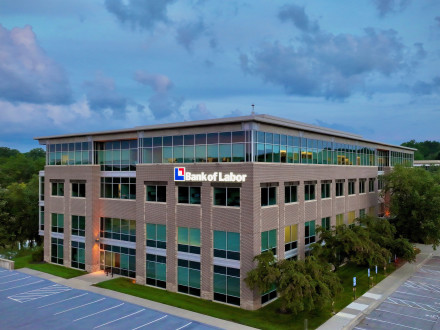 Construida por mano de obra sindicalizada, la nueva sede central del Bank of Labor se encuentra en: 6301 Glenwood Street, 3rd Floor, Overland Park, Kansas 66202. 