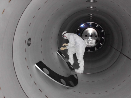 Un técnico en el Observatorio de Ondas Gravitacionales por Interferometría Láser instala un tubo limpio de modo deflector. Los Boilermakers construyeron cinco millas de tubos especiales para cada uno de los "sitios detectores" gemelos del observatorio en Hanford, Washington, y Livingston, La. Los científicos anunciaron allí recientemente un gran avance que demuestra una parte clave de la teoría general de la relatividad de Einstein. Laboratorio Caltech / MIT / LIGO