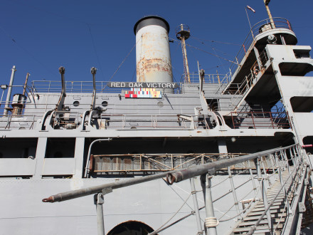 El SS Red Oak, el último de los más de 700 buques de la Victoria de la Segunda Guerra Mundial está atracado cerca de donde fue construido y sirve como museo flotante.