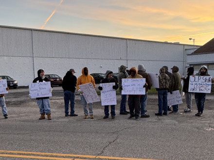 Workers at T&W Stamping in Youngstown, Ohio, picket in protest of the employer’s illegal action. Boilermakers L-1622 filed unfair labor practice charges against the company.