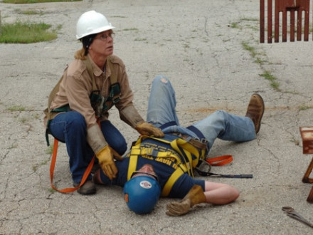Apprentice Brenda Healey, Local 83 (Kansas City), responds to fellow apprentice Matthew “Scooter” Payne, Local 592 (Tulsa, Okla.), who plays the role of an injured worker.