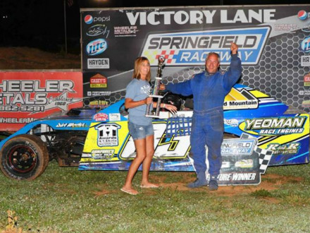 L-83’s Scott Campbell wins the 2017 Midwest Modified Racing championship at the Springfield Raceway in Springfield, Missouri. 