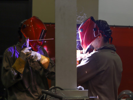 L-5, Z-7’s Jacob Weber and partner Zane Martin, L-29, both from the Northeast, work on the buddy weld exercise. The test requires contestants to cut out a section of a bad tube and replace it with a new one. 