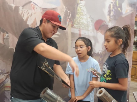 The nieces of L-627 Boilermaker recruiter Danielle Manygoats get wide-eyed learning about their aunt’s career at a job fair.