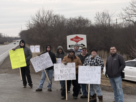 IVP-GL Dan Sulivan (far right) joins lockout L-1600 members on the picket line in Lockton, Illinois.