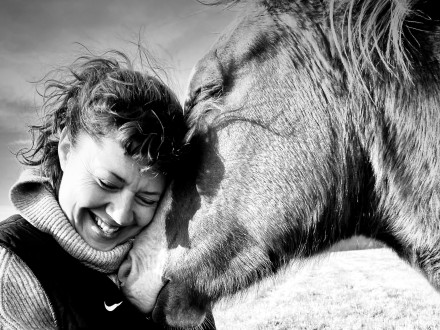 j’Amey Bevan bonds with a rescue horse.