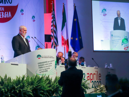 IST Bill Creeden addresses participants at the 2022 Congresso FLAEI-CISL Reti in Paestum, Italy. 