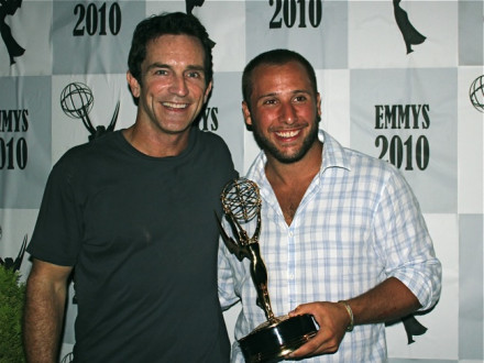 “Survivor” TV host Jeff Probst (l.) lets L-128 apprentice Lucas Faganely hold his Emmy award. 