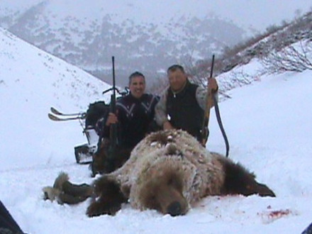 L-13’s Rich Kelley (l.) with his Russian hunting guide and brown bear.