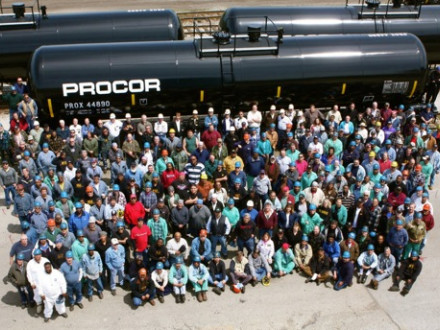 Company officials join Local 524 members in front of the last tank built at Union Tank Car in East Chicago, Ind. L-524’s Rick Welton (last row at left in blue-plaid jacket) used a wireless transmitter to take this photo.