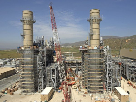 Local 92 members erect stacks in front of the HRSGs they are building at the new Otay Mesa Energy Center in Southern California.