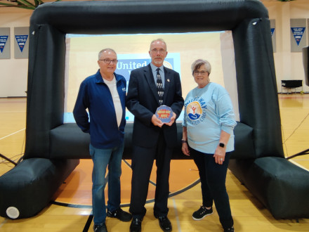 L-85 BM-ST Tim Timmons accepts recognition by United Way for the lodge’s fundraising support. With Timmons are (left) retired Boilermaker Jack Miller, who represents the Lima Building Trades on the United Way board and Erin Hardesty, President of the United Way of Greater Lima.