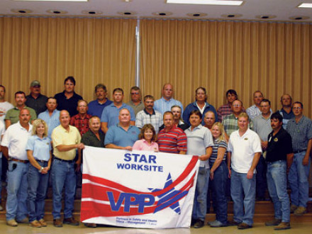 Senco representatives display the STAR banner they earned at the Marathon Petroleum Co. in Robinson, Ill. Pictured behind the banner, beginning fourth from left, are Senco officers Don Bickers, vice president; Steve Neeley, CEO/owner; and Resa Shaner, president. In the third row, second, third, and sixth from left respectively, are NTL Boilermaker foremen Tom Farrar and Tim Midgett, and NTL Boilermaker steward Guy Tewell. (Photo by Tom Compton)