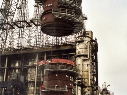 A shell section of a distillation tower (or fracturing tower) is set into place at the Chevron refinery in El Segundo, Calif., by L-92 members.  Photo courtesy of Nooter Construction.