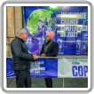 Cory Channon habla con el líder canadiense del Nuevo Partido Democrático, Jagmeet Singh, en Glasgow, afuera de la COP26, sobre el apoyo a los créditos fiscales para la inversión en captura, uso y almacenamiento de carbono e hidrógeno en Canadá, como puentes hacia un futuro de energía limpia y estabilidad.