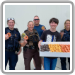Tyler Carach hace entrega de donas a los oficiales de policía.