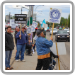A los Boilermakers del Local 146 se les unen sus familias y miembros de la comunidad en el piquete frente a CESSCO. Los vehículos tocan la bocina en la concurrida carretera para mostrar su apoyo a los trabajadores excluidos.