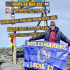 Dave Gototweski celebra con una bandera del Local 13 en la cima del Monte Kilimanjaro.