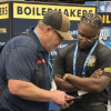 El organizador del área sudeste Carlos Brooks, a la derecha, habla con un invitado en el stand de los Boilermakers.